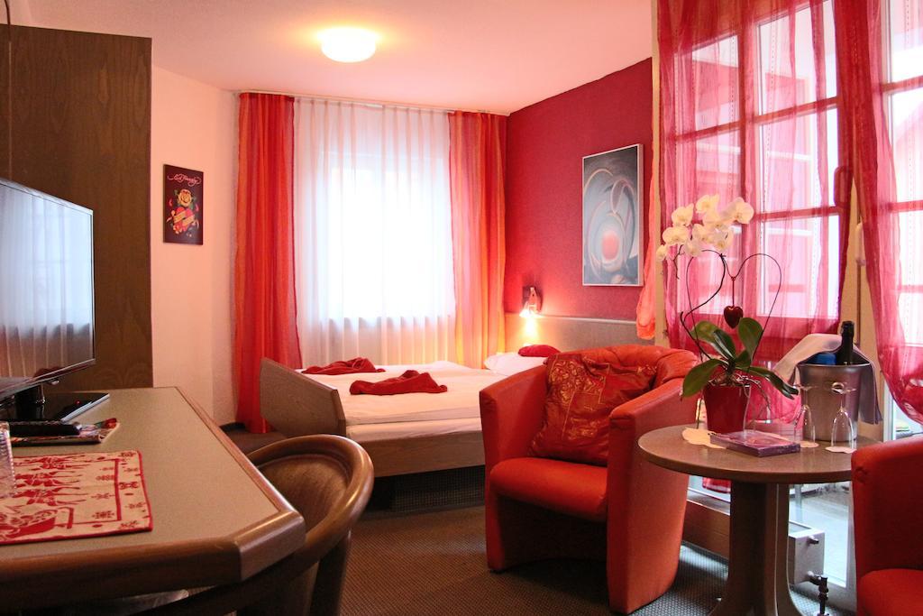 Hotel Am Schloss Neuenstein Номер фото